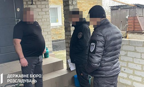 ДБР викрило чиновника військової частини, який змушував військових працювати на свою сім’ю