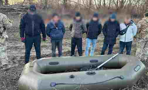 На Закарпатті зупинили чоловіків, які хотіли втекти за кордон на човні