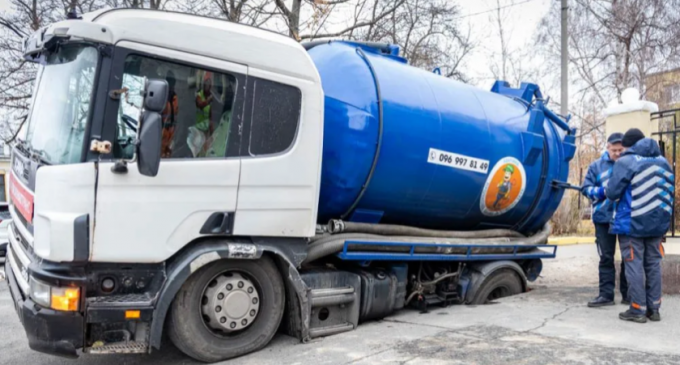 На проспекті Яворницького у Дніпрі під вантажівкою провалився асфальт: деталі