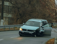 На з’їзді з Центрального мосту у Дніпрі Volkswagen врізався у відбійник: подробиці