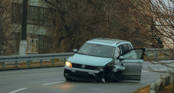 На з’їзді з Центрального мосту у Дніпрі Volkswagen врізався у відбійник: подробиці