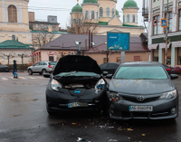 На вулиці Грушевського у Дніпрі Nissan зіштовхнувся з Toyota: подробиці ДТП