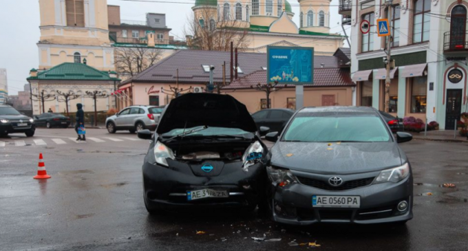 На вулиці Грушевського у Дніпрі Nissan зіштовхнувся з Toyota: подробиці ДТП