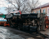 У Дніпрі на Конотопській перекинулася спецтехніка комунальників з піском: подробиці