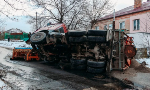 У Дніпрі на Конотопській перекинулася спецтехніка комунальників з піском: подробиці