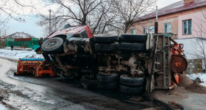 У Дніпрі на Конотопській перекинулася спецтехніка комунальників з піском: подробиці