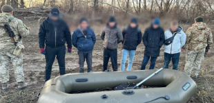 До Угорщини на гумовому човні: на кордоні затримали шістьох втікачів