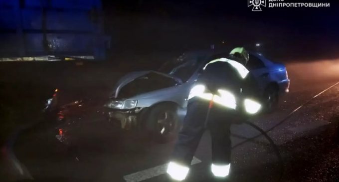 У Кам’янському районі трапилася ДТП: травмованого водія деблокували з пошкодженого автомобіля