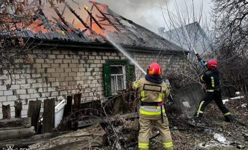 Зайнявся дах та перекриття: у м. Самар ліквідовано займання житлового будинку