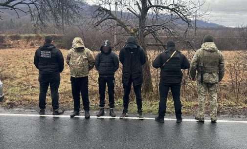 Щоб підвезти чоловіків до кордону, переправники доєднались до траурного кортежу
