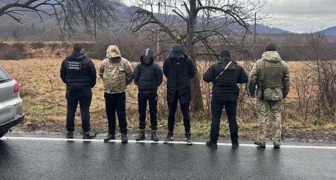 Щоб підвезти чоловіків до кордону, переправники доєднались до траурного кортежу