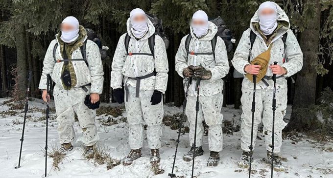 Прикордонники затримали групу чоловіків, які намагались втекти до Румунії