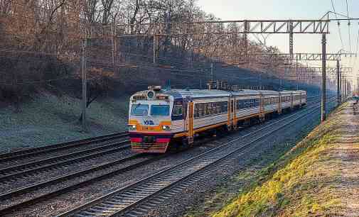 В Києві під потяг кинулась людина, електрички курсують із затримкою