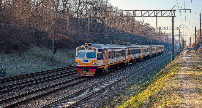 В Києві під потяг кинулась людина, електрички курсують із затримкою