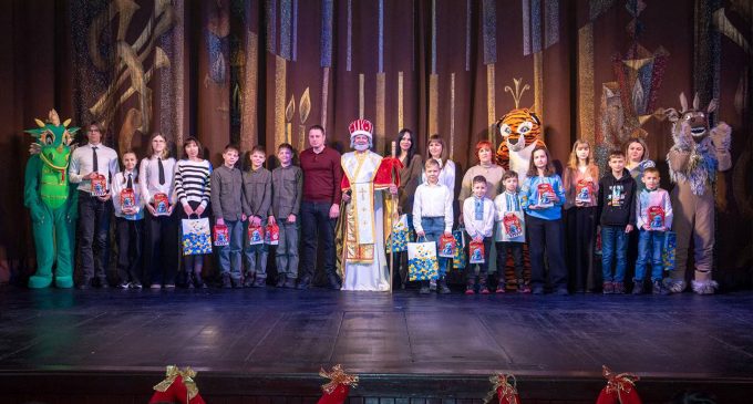 Міський голова Камʼянського привітав дітей з родин військових, багатодітних та малозабезпечених родин із Днем Святого Миколая