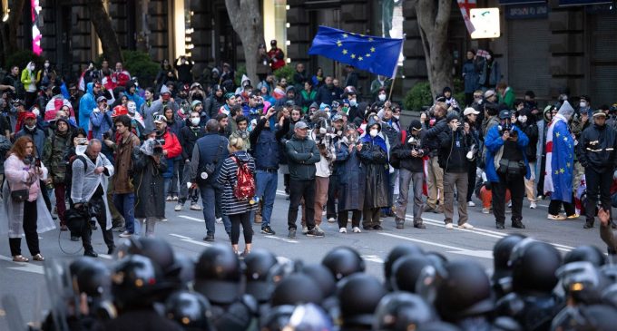 У Грузії сьогодні вибори президента: люди виходять на протест до парламенту