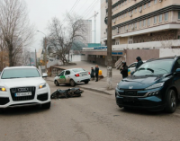 На Крутогірному узвозі у Дніпрі зіткнулись Honda, кур’єр Glovo та Audi: подробиці потрійної ДТП