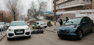 На Крутогірному узвозі у Дніпрі зіткнулись Honda, кур’єр Glovo та Audi: подробиці потрійної ДТП