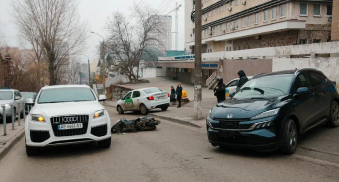 На Крутогірному узвозі у Дніпрі зіткнулись Honda, кур’єр Glovo та Audi: подробиці потрійної ДТП