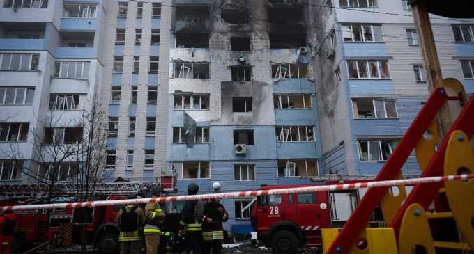 Пожежа в багатоповерхівці в Глевасі, вирва під Львовом: все про наслідки нальоту “Шахедів”