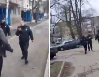 У Кам’янському чоловік побився з поліцейськими посеред вулиці: подробиці