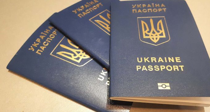 Паспорти українцям за кордоном видадуть скрізь, де вони “застрягли” – Верещук