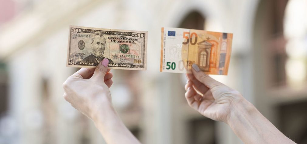 Долар чи євро: в якій валюті українцям краще зберігати гроші у 2025 році