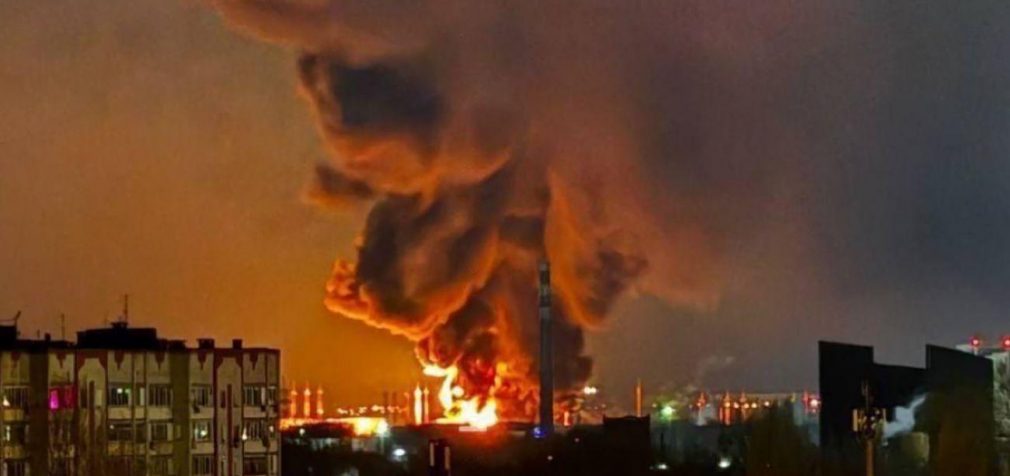 Британська розвідка показала наслідки ударів по нафтобазі бомбардувальників в Енгельсі