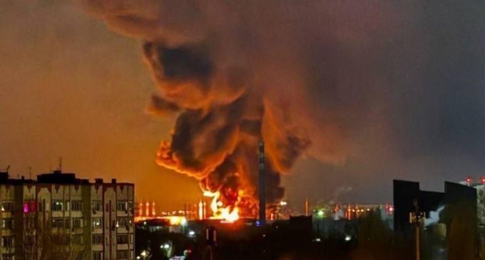 Британська розвідка показала наслідки ударів по нафтобазі бомбардувальників в Енгельсі