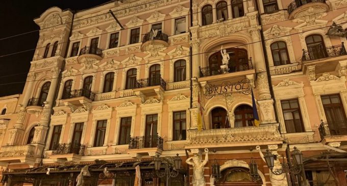Як виглядає готель “Брістоль” в Одесі після обстрілу: з’явилися фото