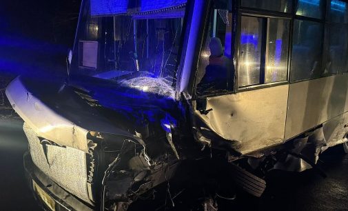 Під Львовом зіткнулися автобус та легковик: багато постраждалих