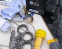 Криворізькі патрульні виявили у 32-річного чоловіка кастет