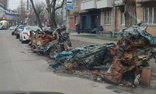 КМВА: З вулиць Києва почнуть вивозити автівки, які постраждали від обстрілів РФ