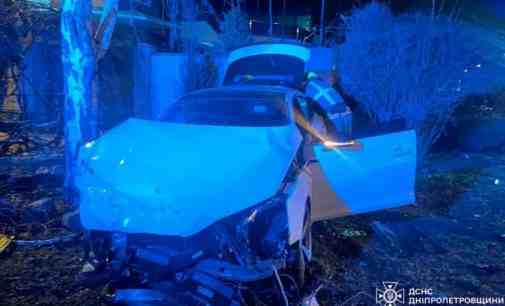 У Дніпрі рятувальники деблокували двох жінок з понівеченого внаслідок ДТП автомобіля