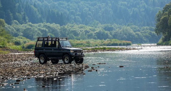 В Україні заборонили джипінг у заповідних зонах: президент підписав закон