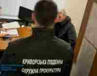 5 тис. доларів США за сприяння у незаконному виїзді військовозобов’язаного за держкордон: викрито медика з м. Кривого Рогу