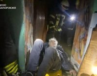 У Запоріжжі співробітники ДСНС надали допомогу літньому чоловікові, який упав у погріб