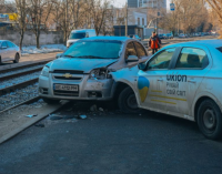 На вулиці Руденка у Дніпрі зіштовхнулись Chevrolet та Peugeot служби таксі Uklon