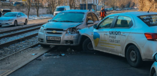 На вулиці Руденка у Дніпрі зіштовхнулись Chevrolet та Peugeot служби таксі Uklon