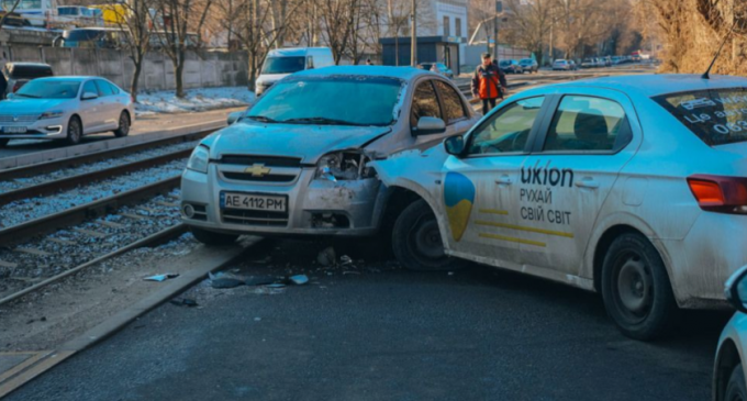 На вулиці Руденка у Дніпрі зіштовхнулись Chevrolet та Peugeot служби таксі Uklon