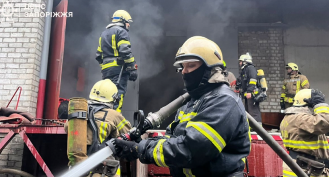 У Запоріжжі спалахнуло складське приміщення: подробиці