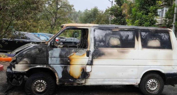 Підліткам, які спалили бус ЗСУ у Кривому Розі вдалося уникнути увʼязнення: деталі