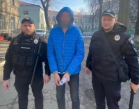 Поліцейські Дніпра затримали 47-річного чоловіка за підозрою у пограбуванні місцевого жителя
