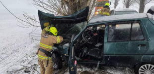 У Дніпровському районі водій ЗАЗ влетів у дерево: рятувальники деблокували людей з понівеченого авто