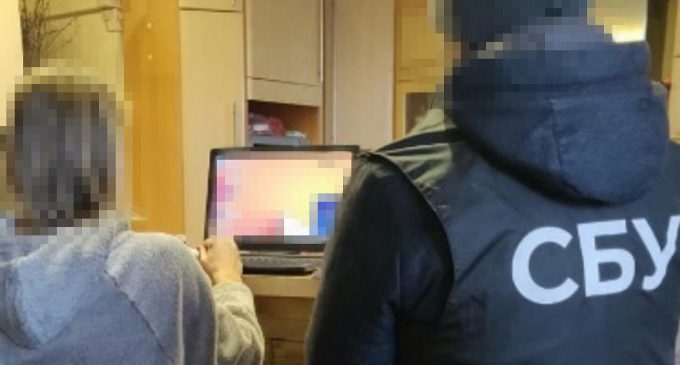 У Києві затримали викладачку, яка допомагала росіянам депортувати українських дітей