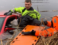 Злетів з моста у річку: надзвичайники Криворізького району деблокували тіло загиблого водія з затонулої Mitsubishi