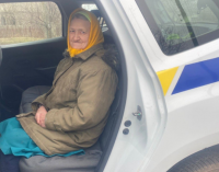 Поліцейські Синельниківщини допомогли літній жінці виїхати до більш безпечного місця