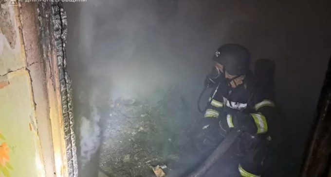 У Нікополі рятувальники ліквідували пожежу, яка сталася через обстріл