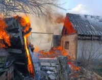 Пожежа через коротке замикання електромережі: у Запоріжжі горів житловий будинок