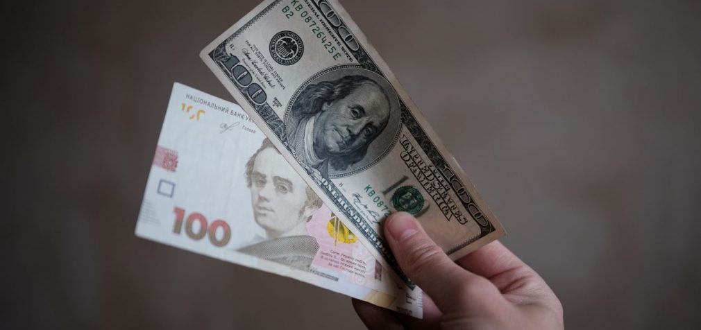 Гривня пішла в наступ: чому курс долара різко впав і що буде далі